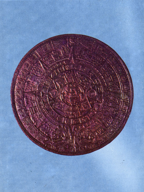 Огромный каменный календарь ацтеков ('Камень Солнца'), датируемый XV в. В центре изображен бог Солнца, окруженный символами четырех солнц, ранее 'погибших в катастрофах'. Следующая окружность состоит из 20 частей, соответствующих 20 суткам месяца. Год по ацтекскому календарю состоял из 18 месяцев и соответственно 360 суток; 5 жирных точек обозначают 5 оставшихся суток года - в эти дни бог Солнца 'Подкреплялся' человеческими жертвами, чтобы пополнить свои силы
