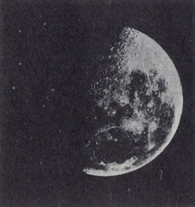 Первые фотографии Луны. Этот снимок естественного спутника Земли сделан Г. Дрэпером 3 сентября 1863 г. с помощью 40-сантиметрового зеркального телескопа