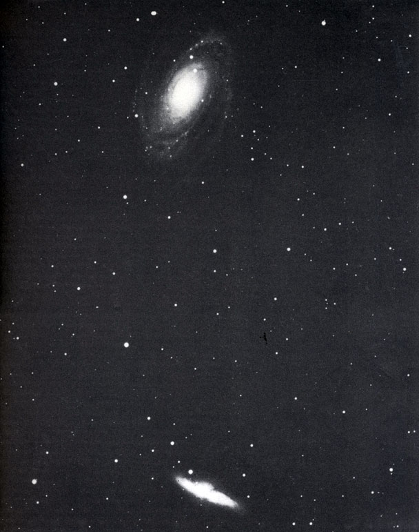 Галактики М 81 и М 82 (внизу)-нерегулярная звездная система, известная также как радиоисточник ЗС 231
