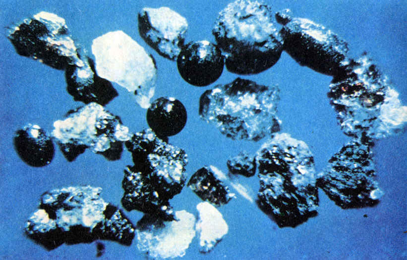 Частицы лунной пыли (диаметром 0,25-0,5 мм) под микроскопом