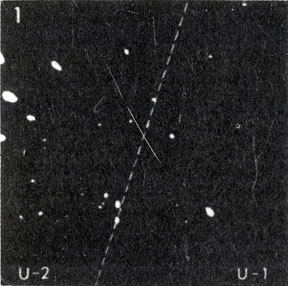 Фотографии одного и того же участка неба, сделанные на наземной обсерватории (внизу) и с борта орбитальной астрономической обсерватории ОАО-2 (вверху) в УФ-диапазоне на различных длинах волн
