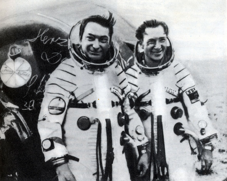 Космонавт-исследователь Зигмунд Йен и командир корабля Валерий Быковский перед спускаемым аппаратом космического корабля 'Союз-29' 3 сентября 1978 года