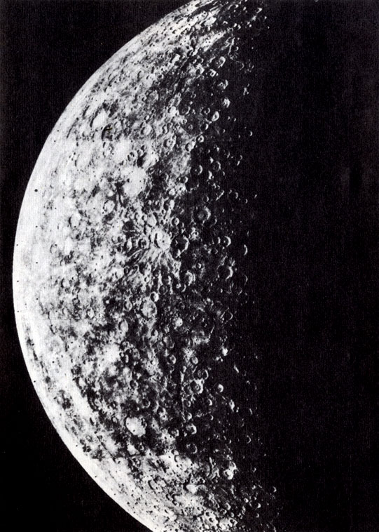 'Луноподобный' участок поверхности Меркурия: видны кольцевые горы и кратеры